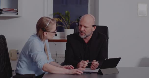 Collega 's met headsets bespreken in webconferentie — Stockvideo