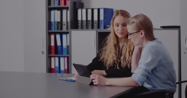 Mujeres colegas discutiendo sobre el documento en la oficina — Vídeo de stock