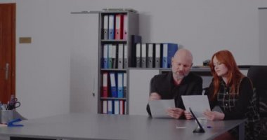 İş adamı ofis toplantısında belge imzalıyor