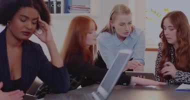 İş yerinde toplanan meslektaşlar