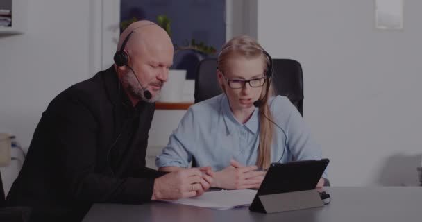 Collega 's met headsets bespreken in vergadering — Stockvideo