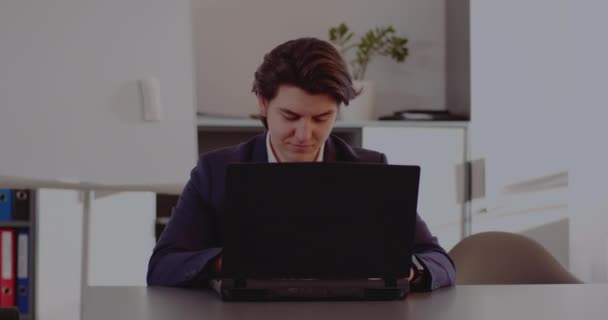 Hombre de negocios feliz usando el ordenador portátil en la oficina — Vídeo de stock