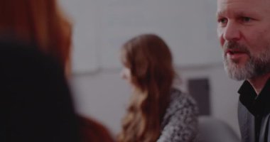 İş adamı iş arkadaşıyla toplantıda tartışıyor