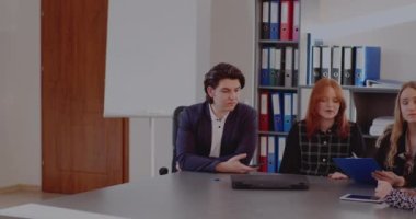 Ofiste kızgın bir yönetici var.