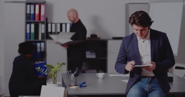 Empresario que usa tableta digital en el escritorio en la oficina — Vídeo de stock