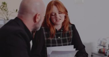 İş arkadaşları ofiste toplantı yapıyorlar.