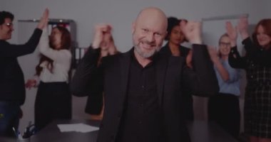 Kendine güvenen Meslektaşlarım ofiste ayakta