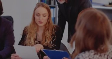 Toplantıda strateji tartışması yapan meslektaşlar