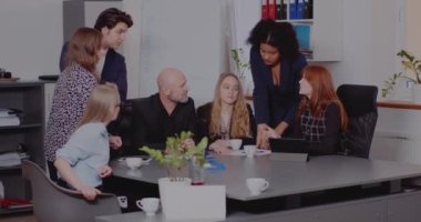 İş adamları toplantı odasında tartışıyor.