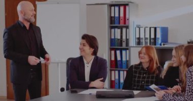 Ofiste iş fikirleri tartışmak iş arkadaşları