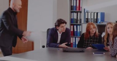 Kızgın işadamı ofisinde toplantı yapıyor.