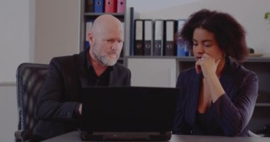 Toplantıda strateji tartışması yapan meslektaşlar