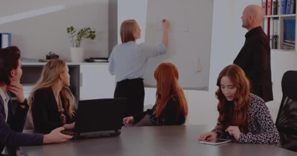 Mulher de negócios discutindo estratégia em reunião — Vídeo de Stock