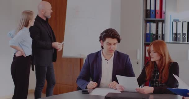 Collega 's bespreken bedrijfsstrategie op de werkplek — Stockvideo