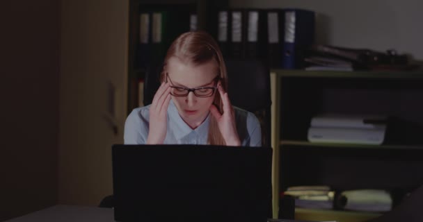 Femme d'affaires travaillant tard dans le bureau — Video