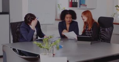 İş kadını ofiste iş arkadaşlarıyla tartışıyor
