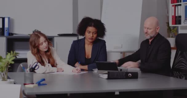 Podnikatel, diskutovat s kolegy v kanceláři — Stock video