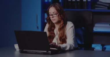 Ofiste çalışan gergin iş adamı