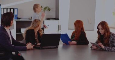 Toplantıda meslektaşları ile tartışırken işkadını