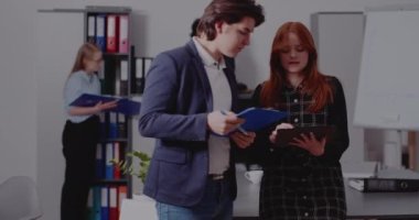 İşadamı, imzası için müdüre belge veriyor
