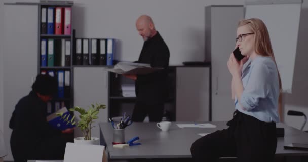 Empresaria hablando por teléfono inteligente en la oficina — Vídeos de Stock