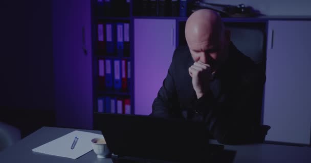Homme d'affaires tendu travaillant sur ordinateur portable dans le bureau — Video