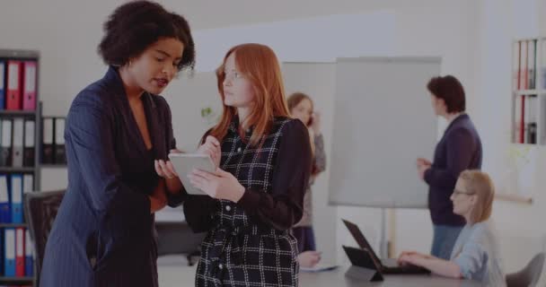 Businesswomen discutir sobre tableta PC en la reunión — Vídeo de stock