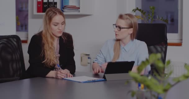 Vrouwelijke collega 's bespreken businessplan in functie — Stockvideo