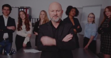 İş adamları dizüstü bilgisayarla tartışıyor