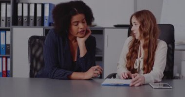 Yönetici iş toplantısında belge imzalıyor