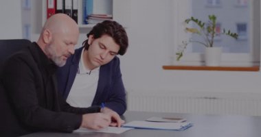 İş adamları ofiste iş planını tartışıyor