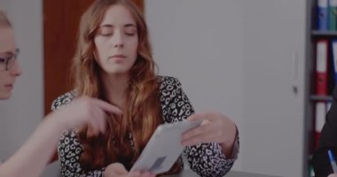 Tablet PC üzerinde tartışan bayan meslektaşlar