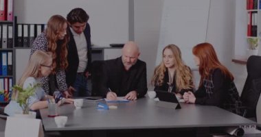 Yönetici toplantıda meslektaşlarına stratejiyi açıkladı