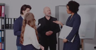 Ofiste buluşmayı tartışan çok ırklı meslektaşlar