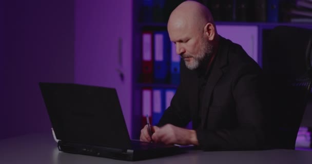 Un om de afaceri suprasolicitat care lucrează la laptop în birou — Videoclip de stoc