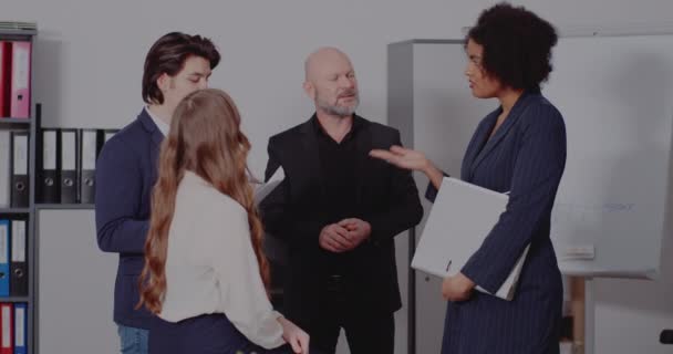 Multirassische Kollegen diskutieren bei Treffen im Büro — Stockvideo