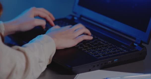 Jovem empresária trabalhando no laptop no escritório — Vídeo de Stock