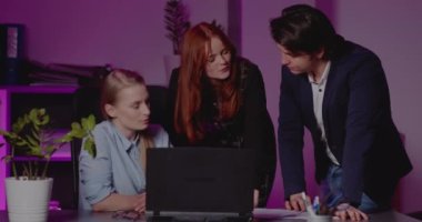 Ofiste çevrimiçi toplantı sırasında iş arkadaşları tartışır