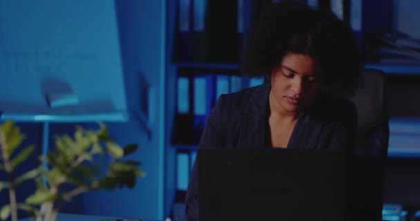 Femme d'affaires travaillant sur ordinateur portable dans le bureau — Video