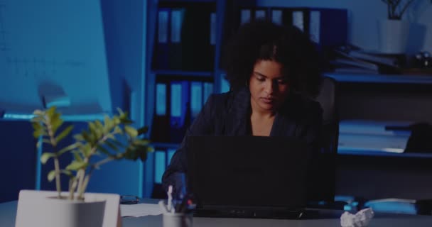 Frustrerad affärskvinna som arbetar sent på kontoret — Stockvideo