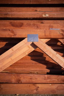 İnşaat altındaki yeni çatı inşaat alanını kirişliyor.