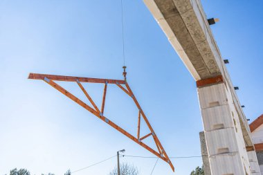 İnşaat altındaki yeni çatı inşaat alanını kirişliyor.