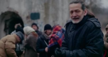 Savaşta Soğuk Havadan Acı çeken Üzgün Erkek Mülteci.