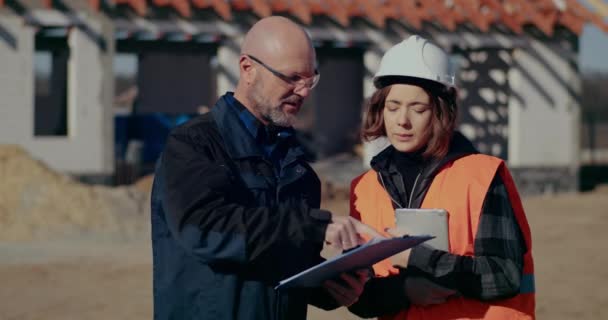 Építkezési koncepció. Befektetői tárgyalások a befektetés vállalkozójával. — Stock videók