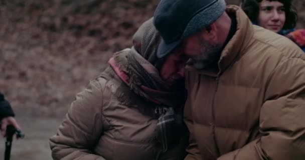 Man troostende radeloze oorlog vluchteling vrouw huilen. — Stockvideo