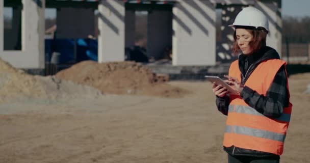 Инженер с помощью цифрового планшета на строительной площадке — стоковое видео