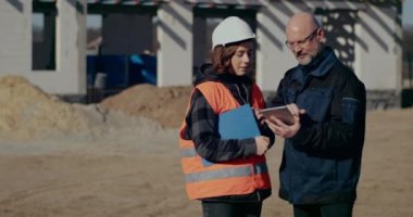 İnşaat alanında tartışan, inceleyen ve geliştiren konsantre mühendisler