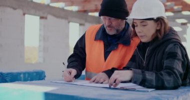İnşaat alanında tartışan, inceleyen ve geliştiren konsantre mühendisler