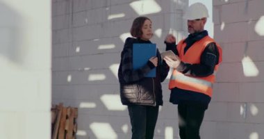 İnşaat alanında tartışan, inceleyen ve geliştiren konsantre mühendisler