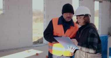 İnşaat alanında tartışan, inceleyen ve geliştiren konsantre mühendisler